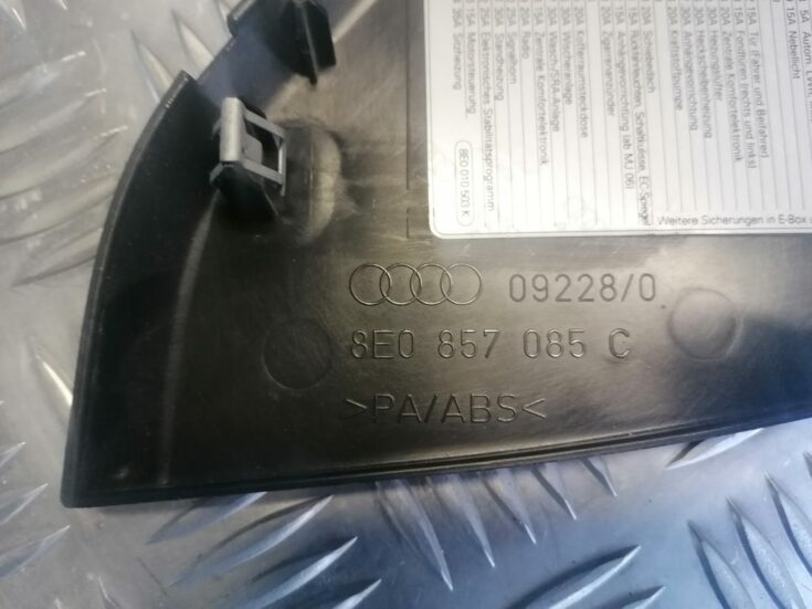 Mērinstrumentu paneļa sānu apdare priekš AUDI A4 2007
