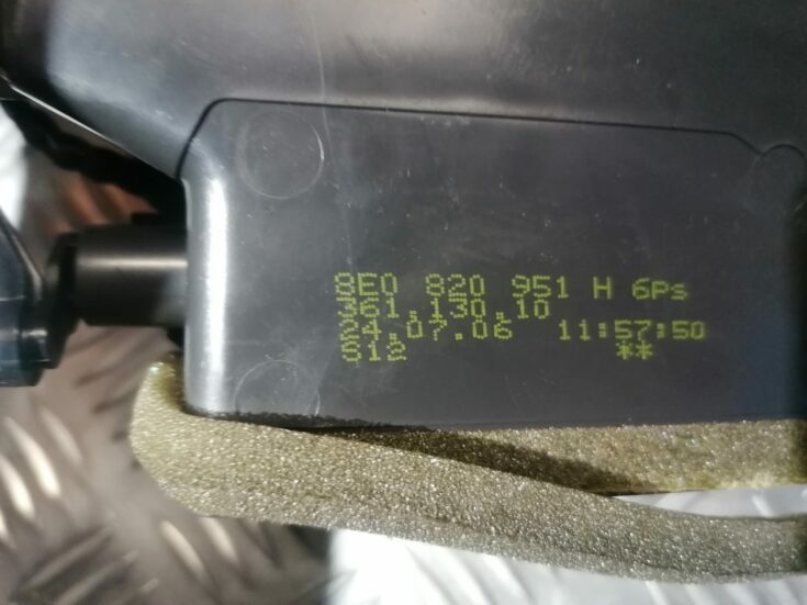 Mērinstrumentu paneļa gaisa vads, centrā priekš AUDI A4 2007