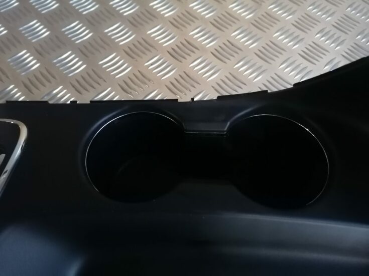 Centrālās konsoles (apdares) vidēja daļa priekš KIA CEED 2013