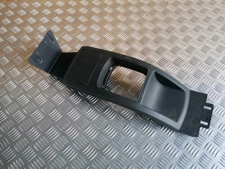 Centrālās konsoles (apdares) vidēja daļa priekš VW POLO 2008