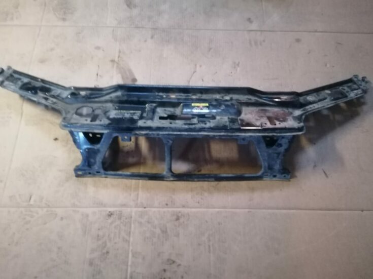 Priekšējā radiatora rāmja augšēja daļa priekš VOLVO V70 2007