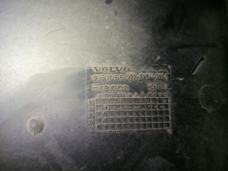 Vējstikla uzlikas (deflektora) režģis priekš VOLVO 850 1995