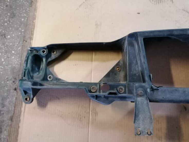 Priekšējā radiatora rāmja augšēja daļa priekš VOLVO 850 1995