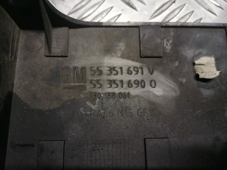 Dzinēja dekoratīvais vāks priekš OPEL MERIVA 2005