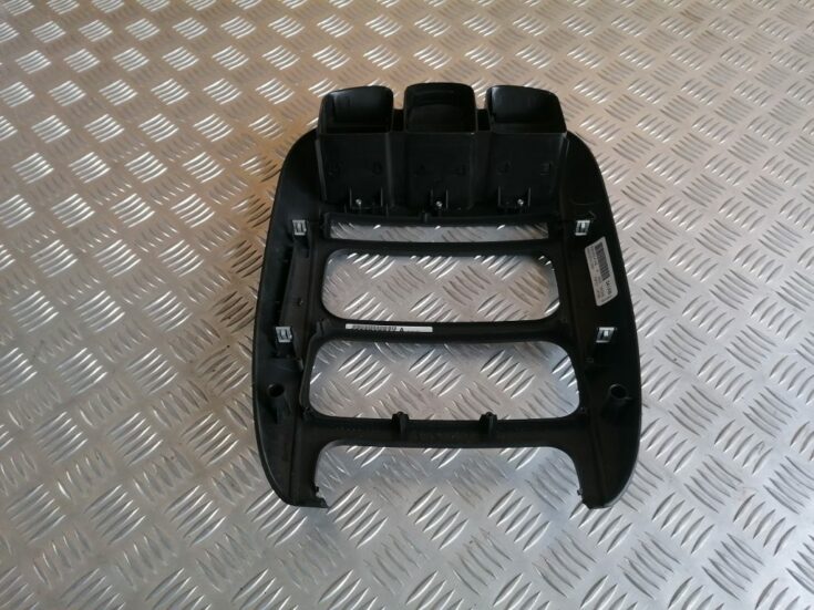 Mērinstrumentu paneļa gaisa vads, centrā priekš CHRYSLER GRAND VOYAGER 2004