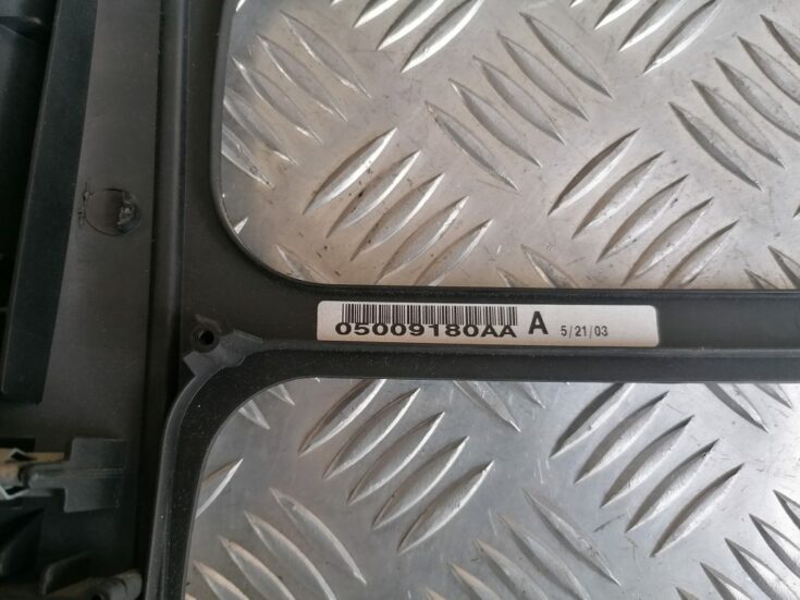 Mērinstrumentu paneļa gaisa vads, centrā priekš CHRYSLER GRAND VOYAGER 2004