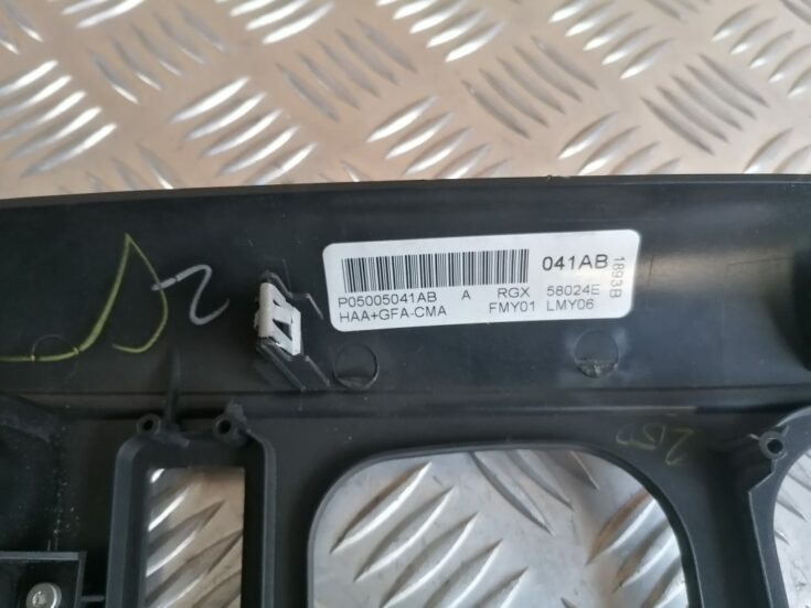 Mērinstrumentu paneļa gaisa vads, centrā priekš CHRYSLER GRAND VOYAGER 2004
