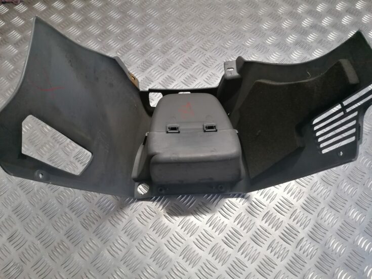 Mantu glabāšanas nodalījums centrā priekš CHRYSLER GRAND VOYAGER 2004