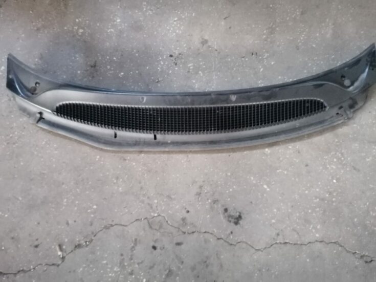 Vējstikla uzlikas (deflektora) režģis priekš CHRYSLER GRAND VOYAGER 2004