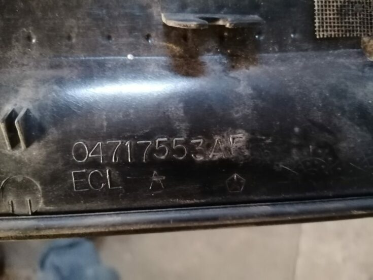 Vējstikla uzlikas (deflektora) režģis priekš CHRYSLER GRAND VOYAGER 2004