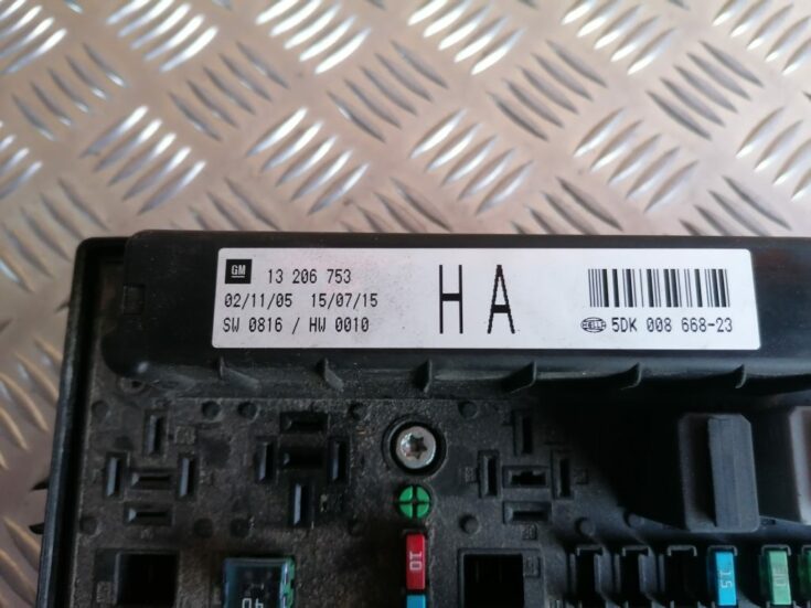Drošinātāju relejas kaste priekš OPEL ASTRA H 2006