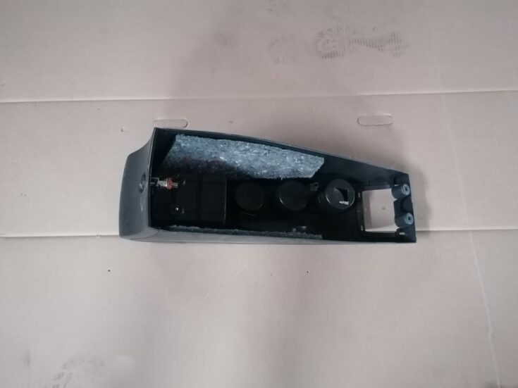 Centrālās konsoles (apdares) vidēja daļa priekš TOYOTA COROLLA VERSO 2005