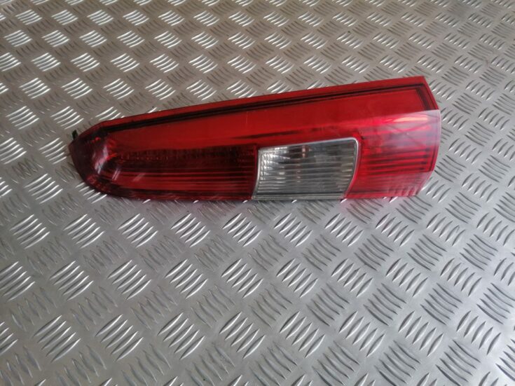 Aizmugurējais labais lukturis priekš VOLVO V70 2004