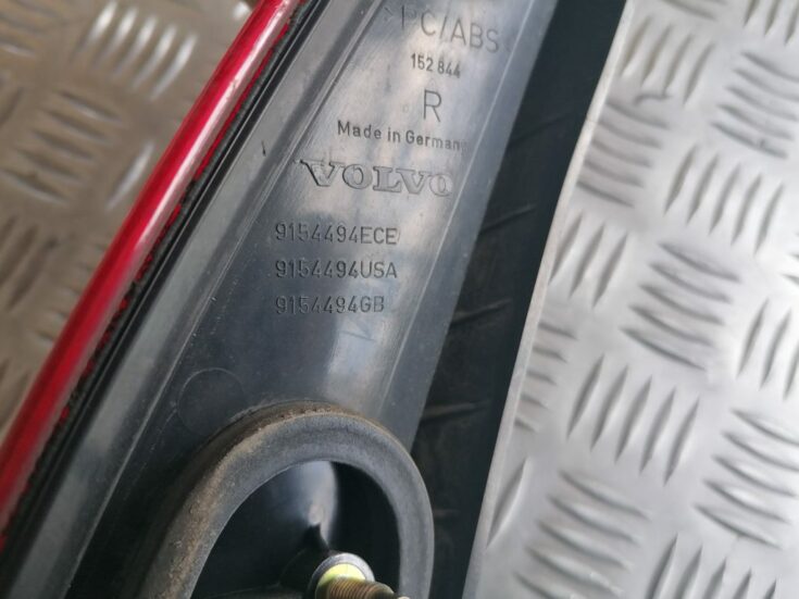 Aizmugurējais labais lukturis priekš VOLVO V70 2004