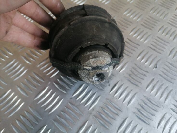 Dzinēja spilvens priekš VOLVO V70 2004