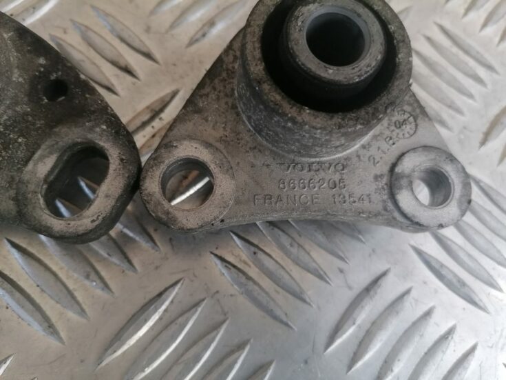 Dzinēja spilvens priekš VOLVO V70 2004