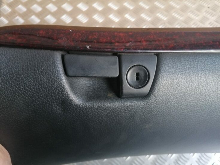 Mantu glabāšanas nodalījums pasažiera pusē priekš VOLVO V70 2004