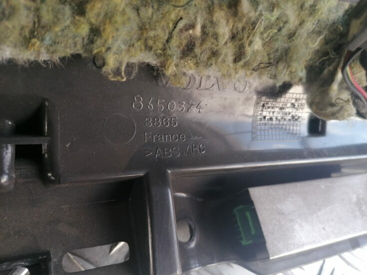 Mantu glabāšanas nodalījums pasažiera pusē priekš VOLVO V70 2004