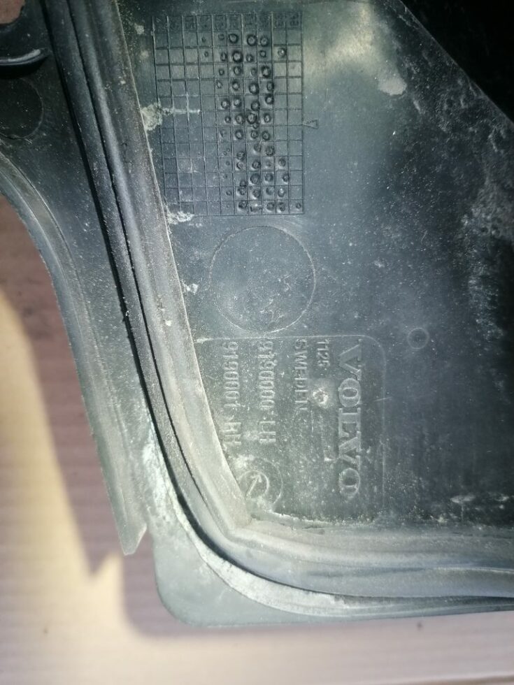 Vējstikla uzlikas (deflektora) režģis priekš VOLVO V70 2004