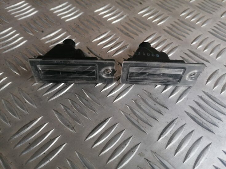 Numura zīmes apgaismojums priekš VOLVO V70 2004