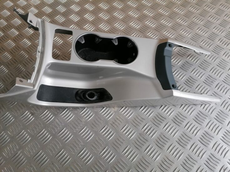 Centrālās konsoles (apdares) vidēja daļa priekš FORD C-MAX 2011