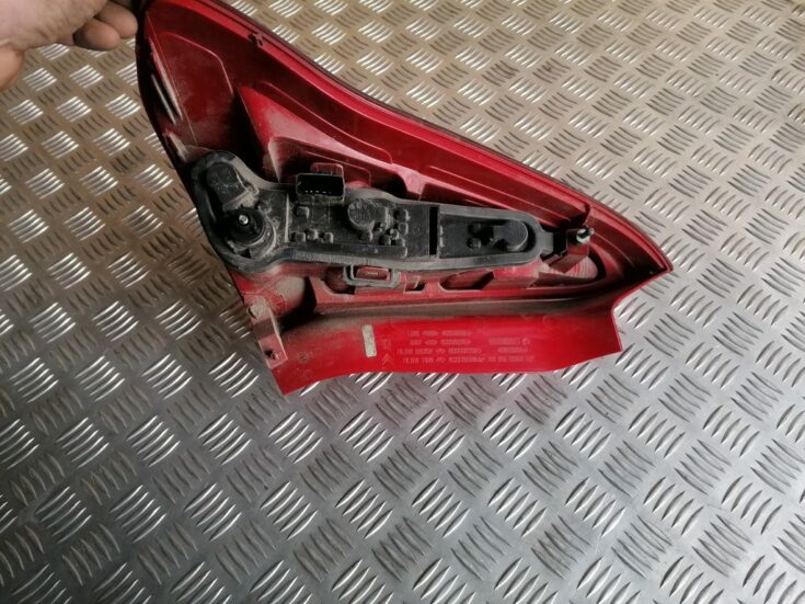 Aizmugurējais labais lukturis priekš CITROEN C4 2006