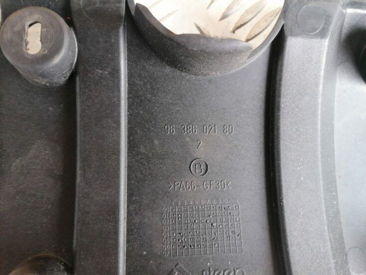 Dzinēja dekoratīva vāka daļa priekš CITROEN C4 2006