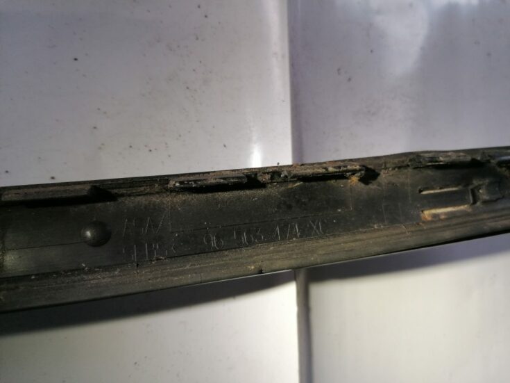 Vējstikla moldings priekš CITROEN C4 2006