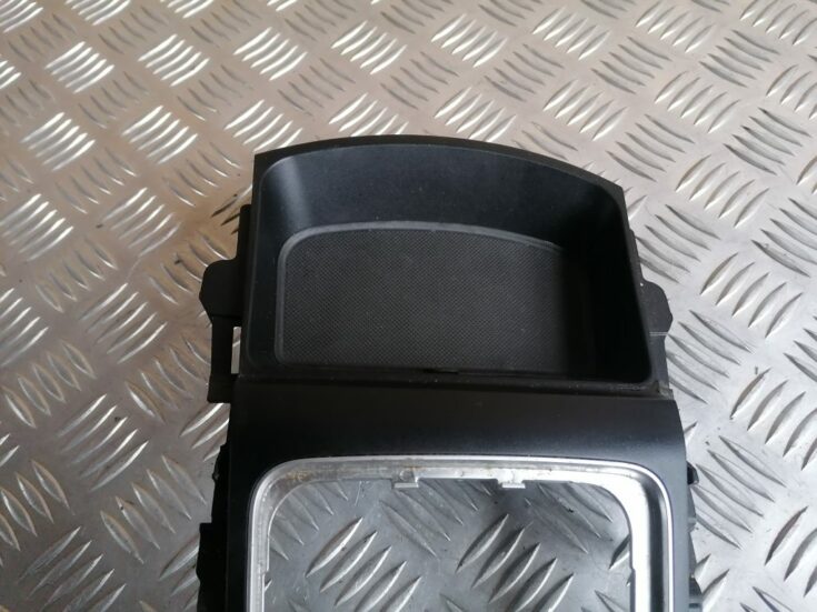 Dekoratīvs rāmis pārnesumu selektoram priekš HYUNDAI I30 2012