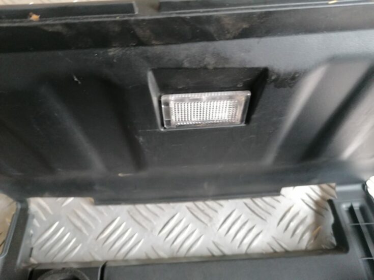 Mantu glabāšanas nodalījums pasažiera pusē priekš HYUNDAI I30 2012