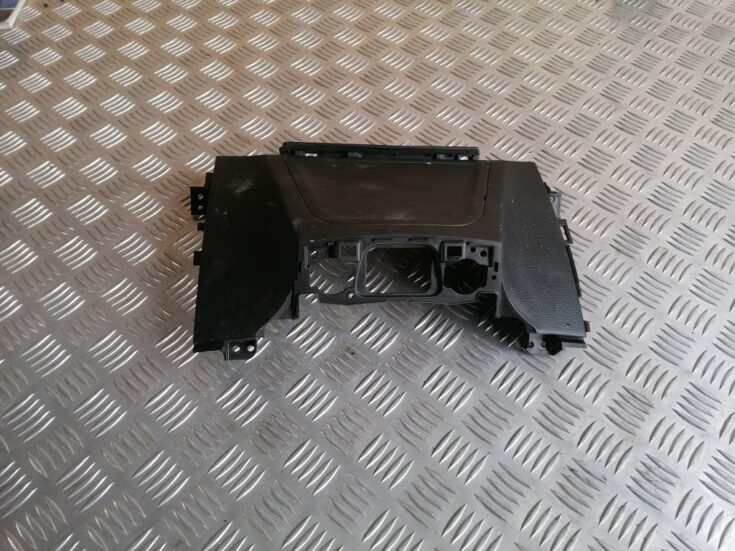 Mērinstrumentu paneļa apakšēja apdare priekš HYUNDAI I30 2012