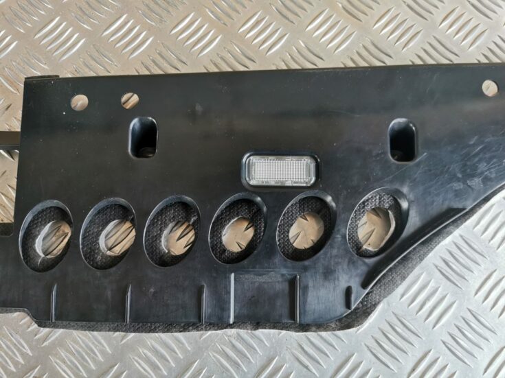 Mērinstrumentu paneļa apakšēja apdare priekš VW PHAETON 2005