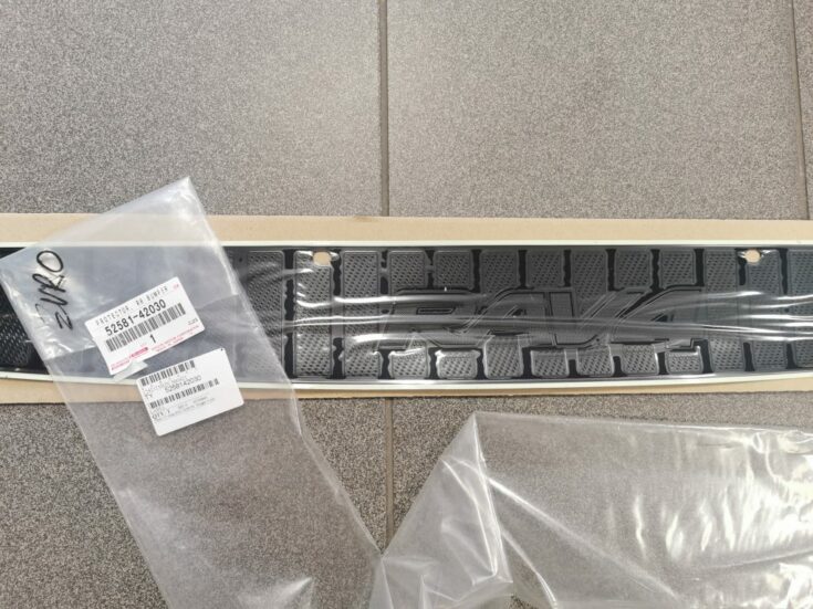 Aizmugures bufera aizsargplēve priekš TOYOTA RAV4 2006-2011 5258142030