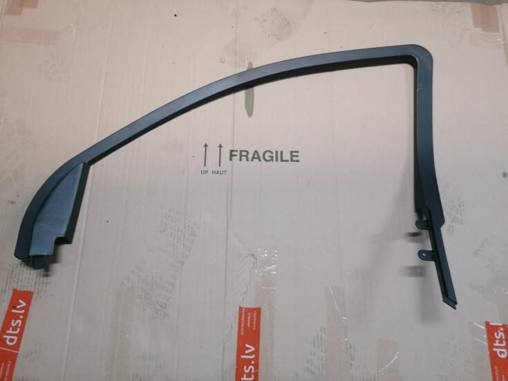 Priekšējo labo durvju moldings priekš DODGE JOURNEY 2008