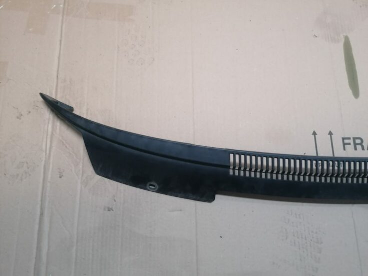 Vējstikla uzlikas (deflektora) režģis priekš DODGE JOURNEY 2008