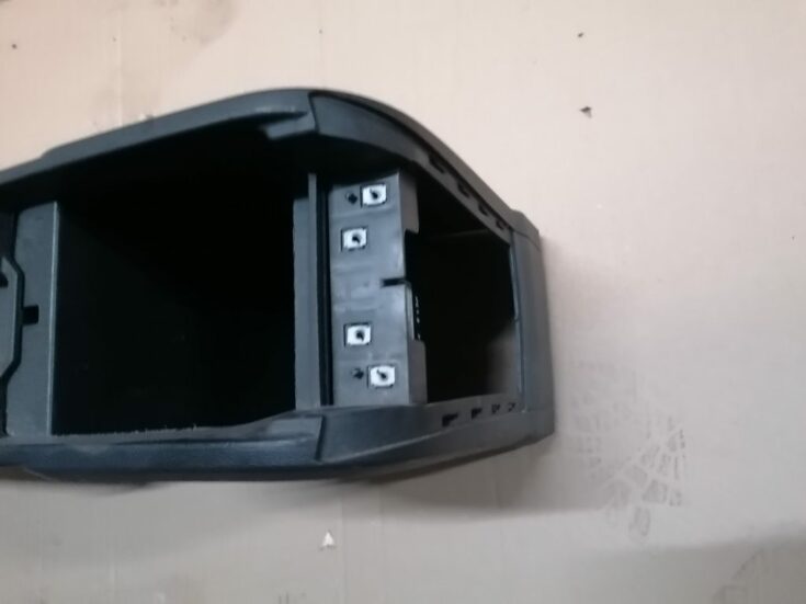 Centrālās konsoles (apdares) vidēja daļa priekš DODGE JOURNEY 2008