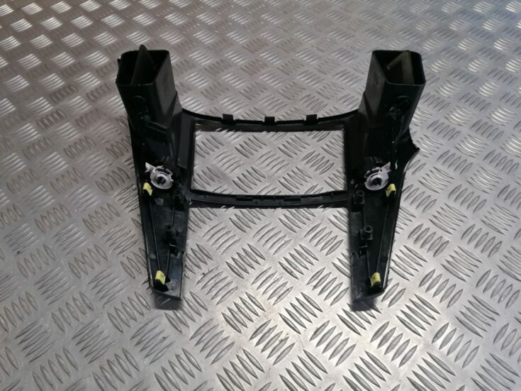 Mērinstrumentu paneļa gaisa vads, centrā priekš SUBARU LEGACY 2011