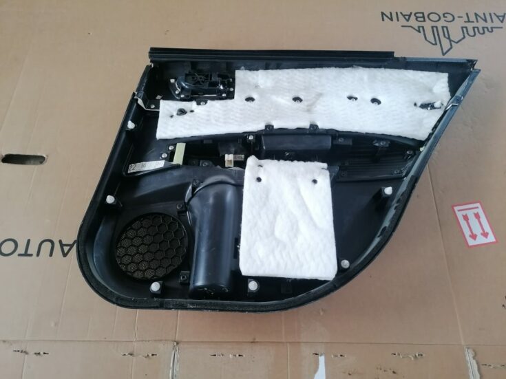 Aizmugurējo kreiso durvju apdare priekš SUBARU LEGACY 2011