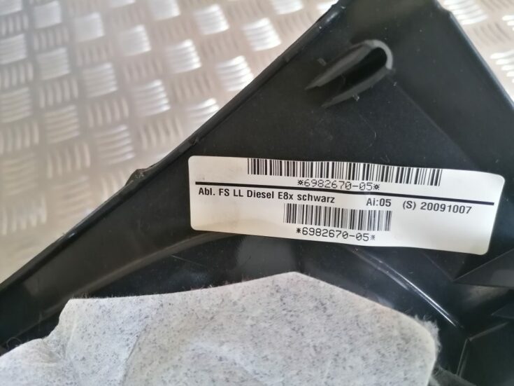 Mantu glabāšanas nodalījums vadītāja pusē priekš BMW 1 E87 2009 WHITE