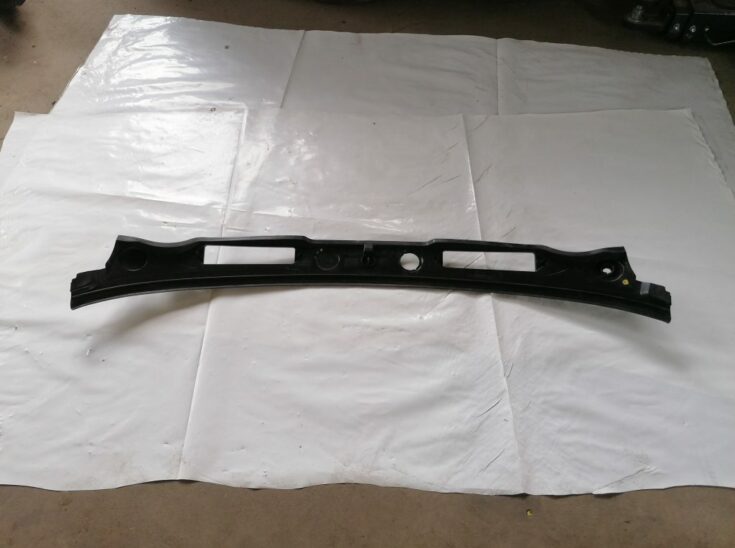 Vējstikla uzlikas (deflektora) režģis priekš BMW 1 E87 2009 WHITE