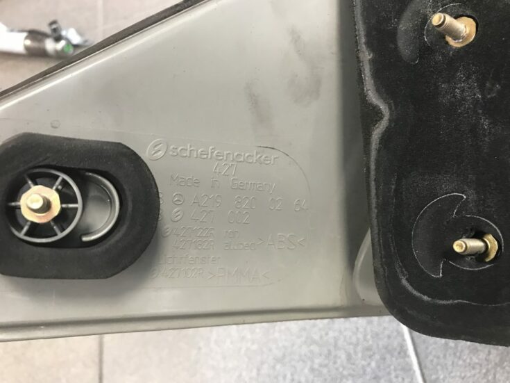 Aizmugurējais labais lukturis priekš MERCEDES BENZ CLS 320 2005