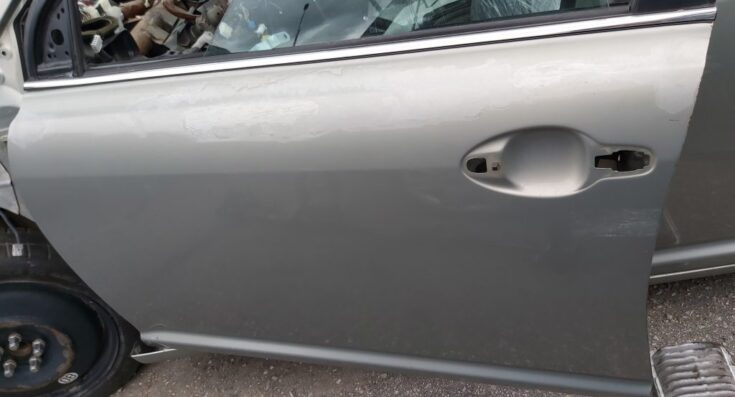 Priekšējās kreisās durvis priekš TOYOTA AVENSIS 2004