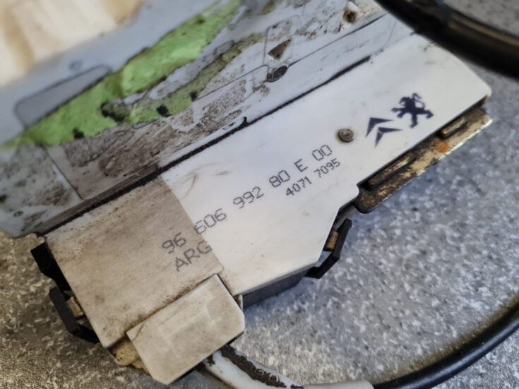 Aizmugurējo kreiso durvju slēdzene priekš PEUGEOT 407 2006