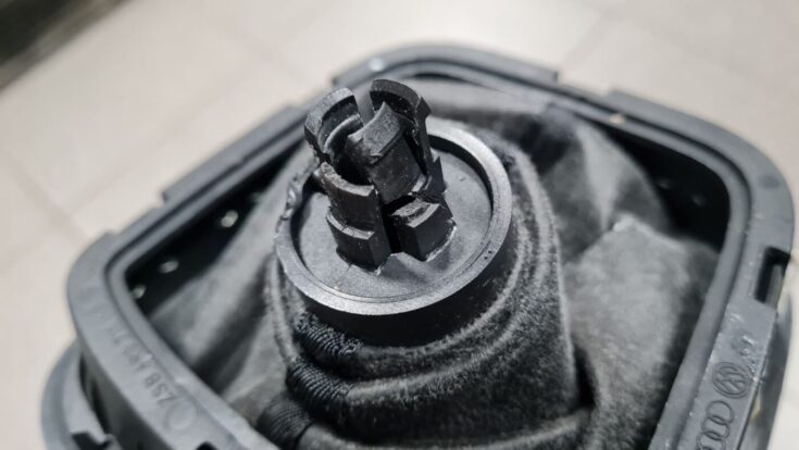 Pārnesumu pārslēgšanas kloķa auduma pārvalks priekš VW POLO 2011