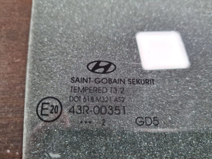 Aizmugurējo labo durvju stikls priekš HYUNDAI I30 2012