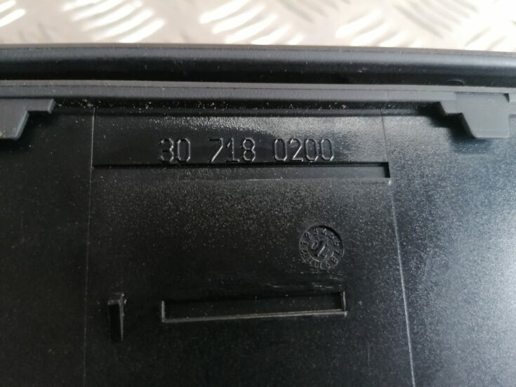 Mantu glabāšanas nodalījums centrā priekš BMW 320D E46 2004 TOURING