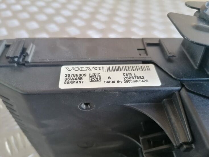 Drošinātāju relejas kaste priekš VOLVO XC70 2007