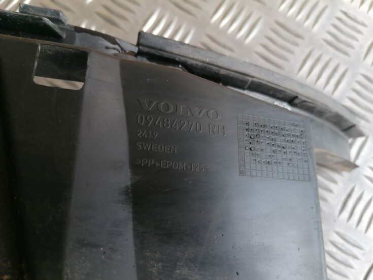 Priekšēja bufera kreisāis kronšteins priekš VOLVO XC70 2007