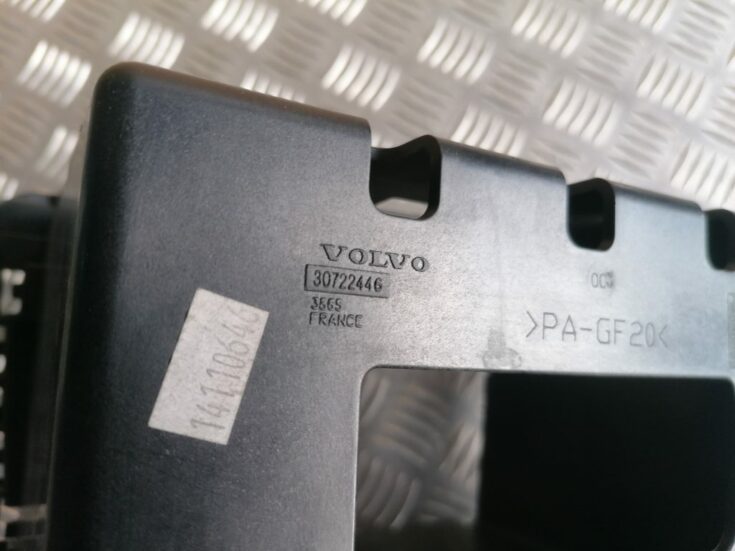 Automašīnas radio kronšteins priekš VOLVO XC70 2007