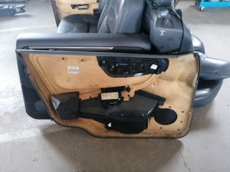 Priekšējo labo durvju apdare priekš VOLVO XC70 2007